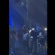 VÍDEO: Cantor sertanejo cai do palco, interrompe show e preocupa fãs