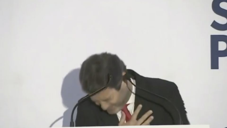 O líder do partido português Chega, André Ventura, sente mal estar durante discurso nesta terça-feira (13)