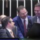Hugo Motta se alia a bolsonaristas em pautas-bombas para se vingar do STF