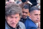 Foto ilustrativa de la nota titulada: VÍDEO: Milei “engole” microfone de jornalista e o inesperado acontece