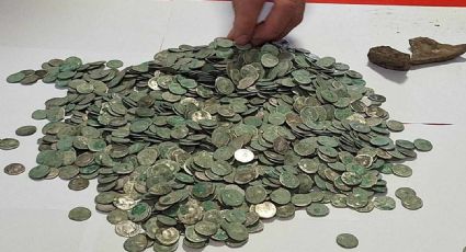 Ele saiu para caminhar e encontrou um tesouro milenar: milhares de moedas do Império Romano no chão