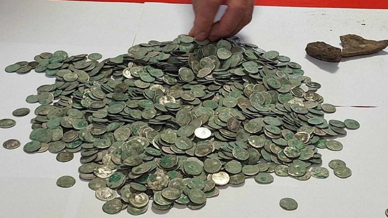 Ele saiu para caminhar e encontrou um tesouro milenar: milhares de moedas do Império Romano no chão