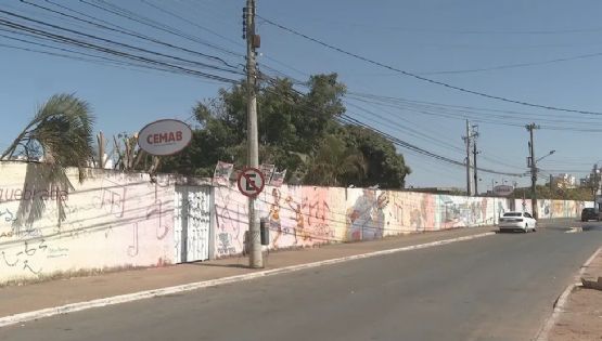 VÍDEO: Professor e aluno trocam socos na rua após bate-boca em sala de aula