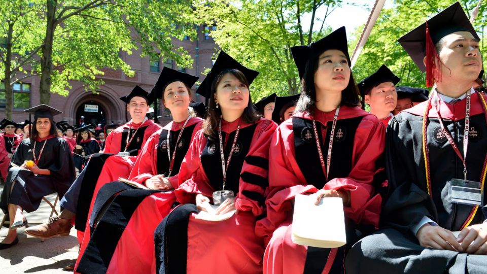 Pequim garante defesa dos direitos e interesses dos estudantes e pesquisadores chineses, maior comunidade internacional na prestigiada universidade, seguida pelos indianos
