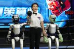 China realiza a primeira competição mundial de luta entre robôs humanoides