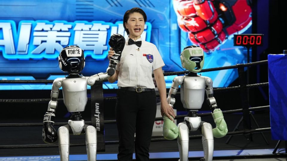 AI Strategist (à esquerda) vence a competição de luta entre robôs humanoides da CMG, realizada em Hangzhou, no leste da China, em 25 de maio de 2025.