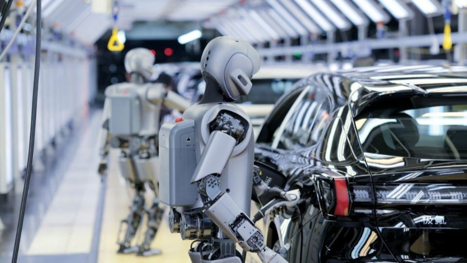 Planejamento estratégico chinês mira soberania tecnológica, indústria limpa e liderança global. Rôbos da chinesa Ubtech trabalhando.