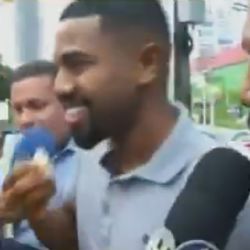 Ex-BBB Davi Brito deixa delegacia rindo e comendo pipoca; veja vídeo