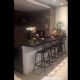 VÍDEO: Xuxa alimenta dezenas de morcegos em sua própria casa
