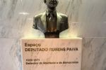 Sem Anistia: busto de Rubens Paiva na Câmara se torna local de protesto