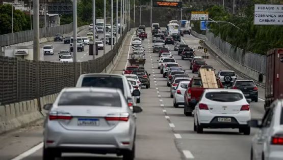 Carro de goleiro do Flamengo é atingido por quatro tiros