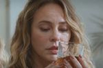 Foto ilustrativa de la nota titulada: "Vale Tudo": Heleninha é alcoólatra ou alcoolista? Entenda a diferença