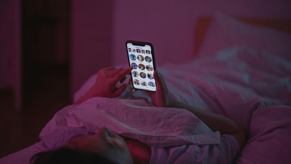 Celular antes de dormir atrapalha o sono
