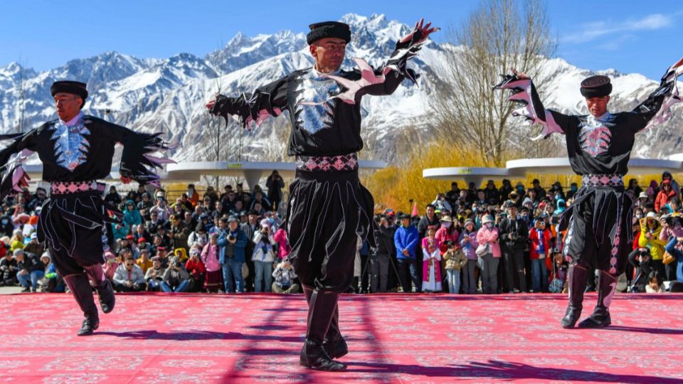 Como a abertura e a inclusão pavimentam o caminho do desenvolvimento da região autônoma localizada no noroeste da China. Na foto, apresentação de dança folclórica em Xinjiang