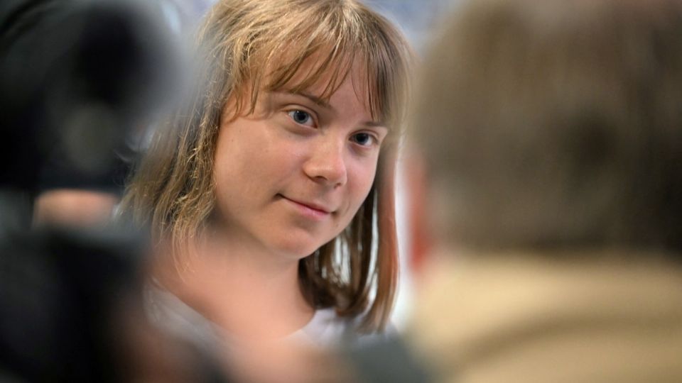 A ativista sueca Greta Thunberg conversa com jornalistas ao chegar ao Aeroporto Roissy-Charles de Gaulle, após ser deportada por Israel