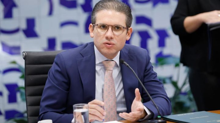 Hugo Motta encaminha à CCJ da Câmara processo de cassação de Carla Zambelli