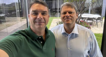 Flávio Bolsonaro sinaliza que o pai vai apoiar Tarcísio como candidato anti-Lula