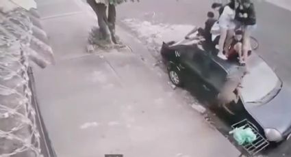 VÍDEO: adolescentes se refugiam em teto de carro para escapar de pitbull
