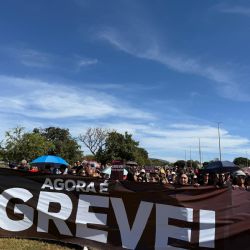 Professores do DF decidem manter greve para forçar negociação