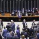 Centrão e bolsonaristas aprovam urgência para derrubar decreto do IOF e “sangrar” governo Lula
