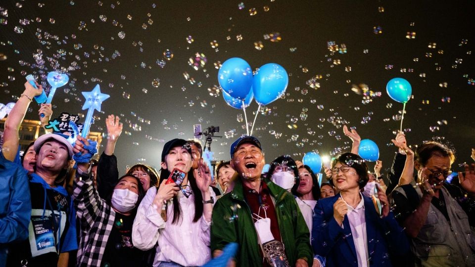 Apoiadores de Lee Jae-myung, candidato presidencial do Partido Democrático de Coreia do Sul, durante seu último evento antes das eleições presidenciais
