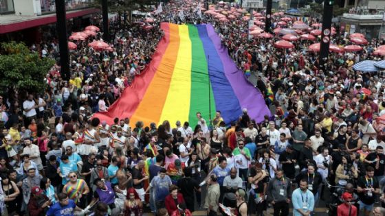 Parada LGBT+ leva 4 milhões de pessoas às ruas de SP com o tema "envelhecer"
