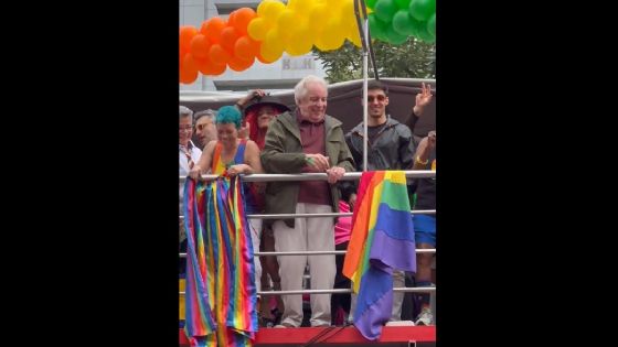 VÍDEO: Marco Nanini participa pela primeira vez da Parada do Orgulho LGBT+