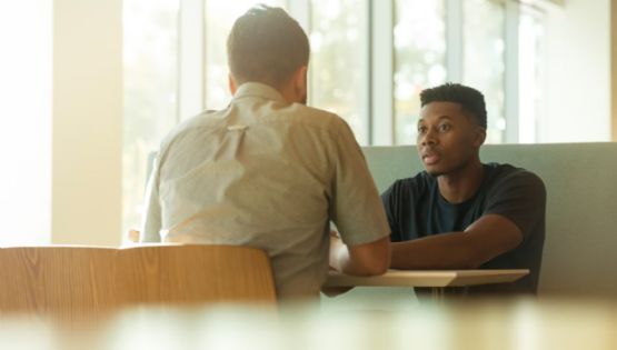 O que significa quando alguém interrompe sua fala, segundo a psicologia