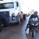 VÍDEO: Suspeito de assassinato se solta das algemas e foge da viatura ao vivo