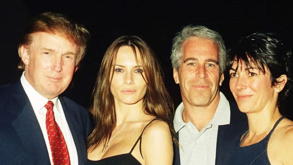 Relação próxima nos anos 1990, registros de voo e citações em documentos judiciais alimentam teorias e investigações. Na foto, Trump, Melania, Epstein e Ghislaine Maxwell.