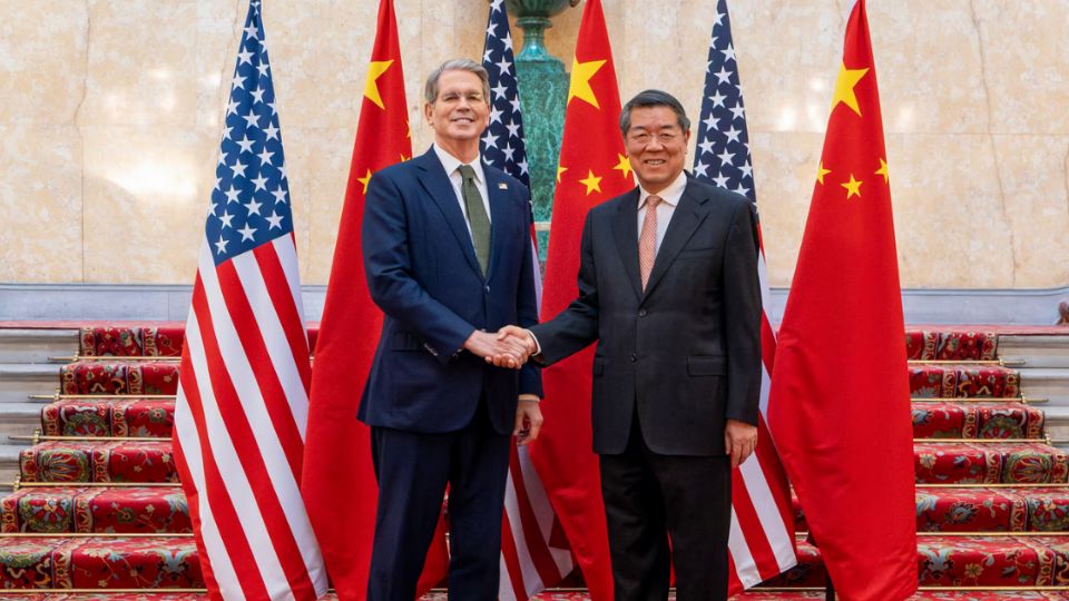 O vice-primeiro-ministro chinês, He Lifeng, e o secretário do Tesouro dos EUA, Scott Bessent, posam para foto durante discussões comerciais na Lancaster House, em Londres.